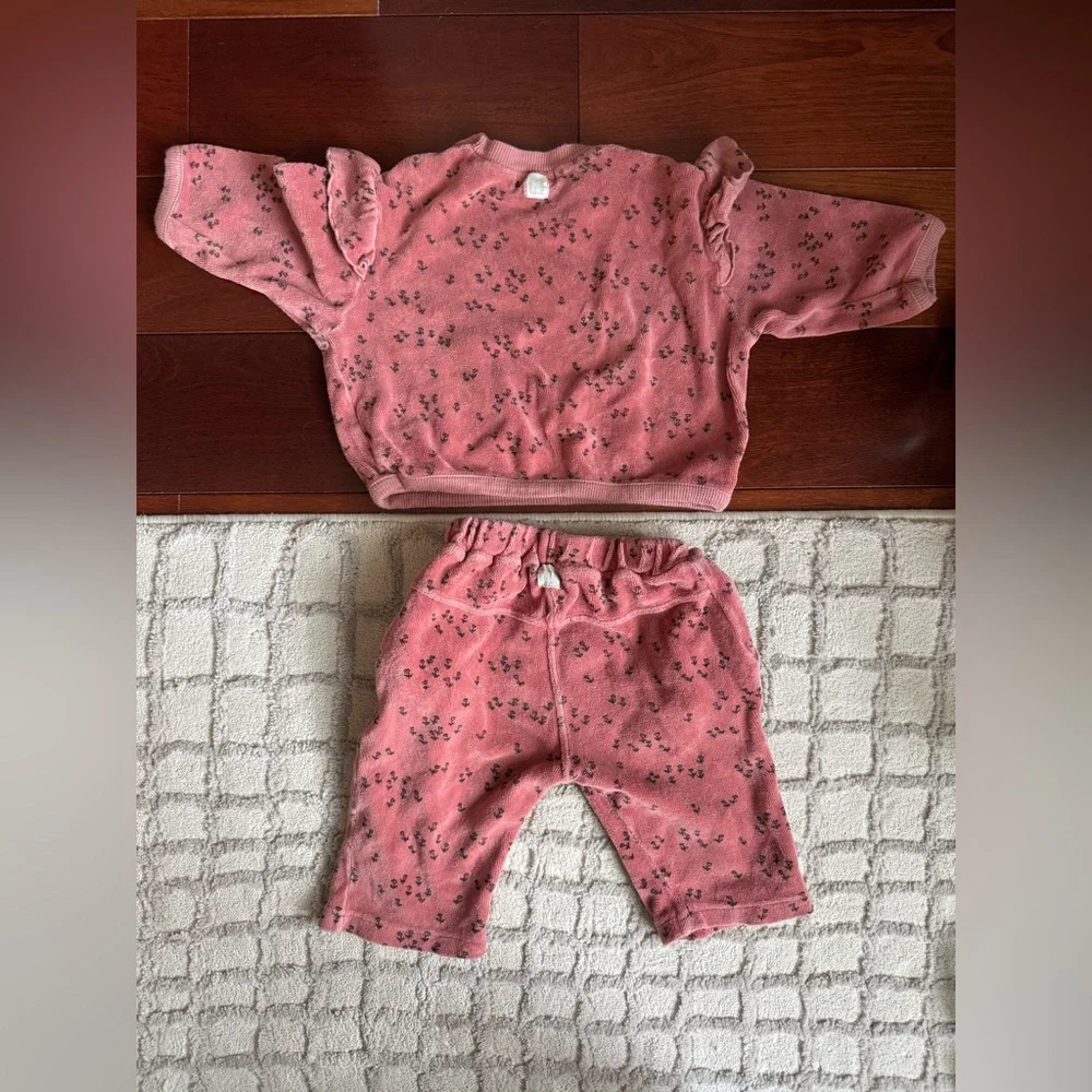 Bean’s Barcelona. Baby Ruffle Velvet Sweatshirt and Pants Set, Size 6-9 Months